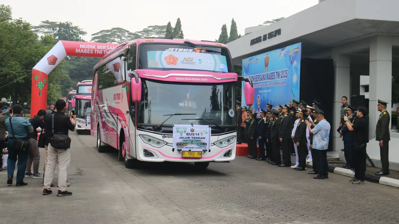 Panglima TNI Jenderal TNI Agus Subiyanto melepas secara resmi pemberangkatan mudik gratis bagi keluarga besar Mabes TNI.