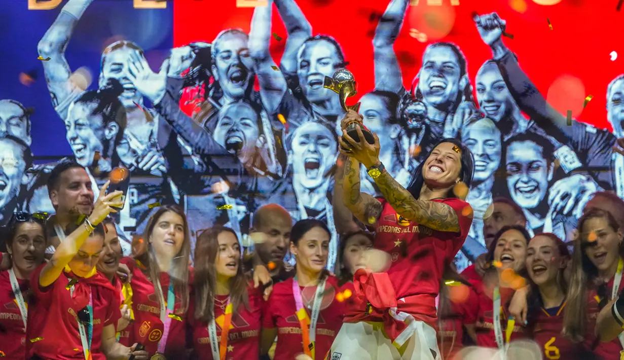 Pemain Timnas Sepak Bola Wanita Spanyol Jennifer Hermoso memegang trofi saat dia dan rekan-rekannya merayakan gelar juara Piala Dunia Wanita 2023. (AP Photo/Manu Fernandez)