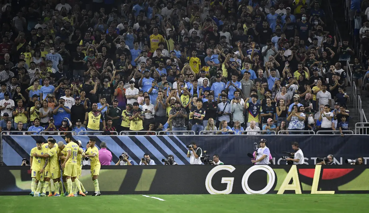 Pemain Club America, Henry Martin berselebrasi dengan rekan satu timnya setelah mencetak gol ke gawang Manchester City pada pertandingan persahabatan Pra-Musim di NRG Stadium di Houston, Texas (20/7/2022). Manchester City menang tipis atas America 2-1. (AFP/Logan Riely)