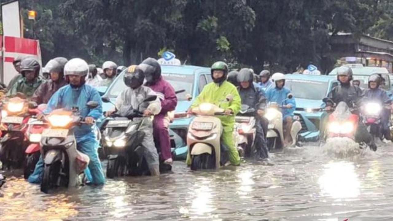 15 RT dan 2 Ruas Jalan di Jakarta Masih Terendam Banjir hingga Senin Siang ini