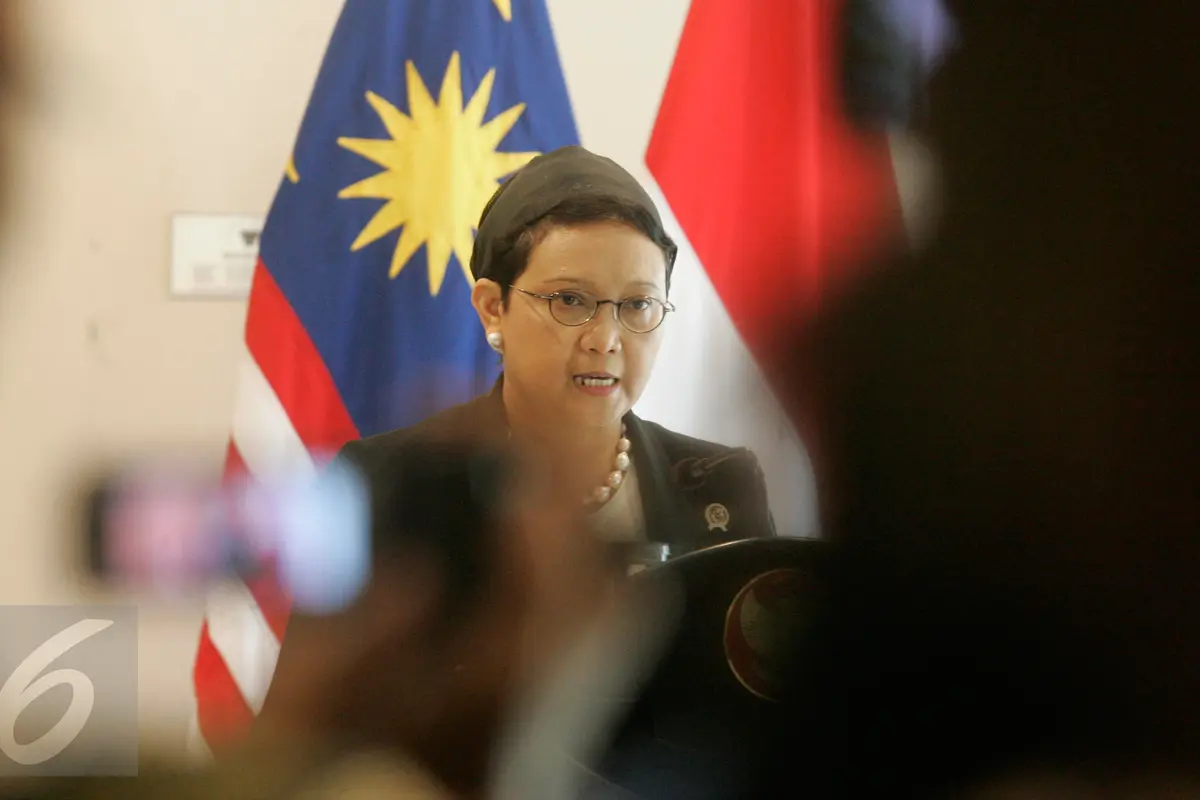 Menlu Retno Marsudi menanggapi insiden ledakan bom Turki. (Boy Harjanto)