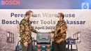 (Ki-Ka) Managing Director Bosch Indonesia Pirmin Riegger berbincang dengan Country Business Director Power Tools Riza Ferdiansyah pada peresmian gudang baru Bosch di Maksasar (1/04/2022). Ketersediaan gudang baru Bosch akan lebih efisien hingga 12 hari proses pengiriman. (Liputan6.com/HO/Bosch)