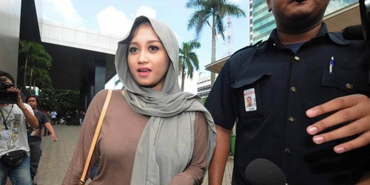 Istri-istri Ahmad Fathanah yang tunggangi mobil mewah