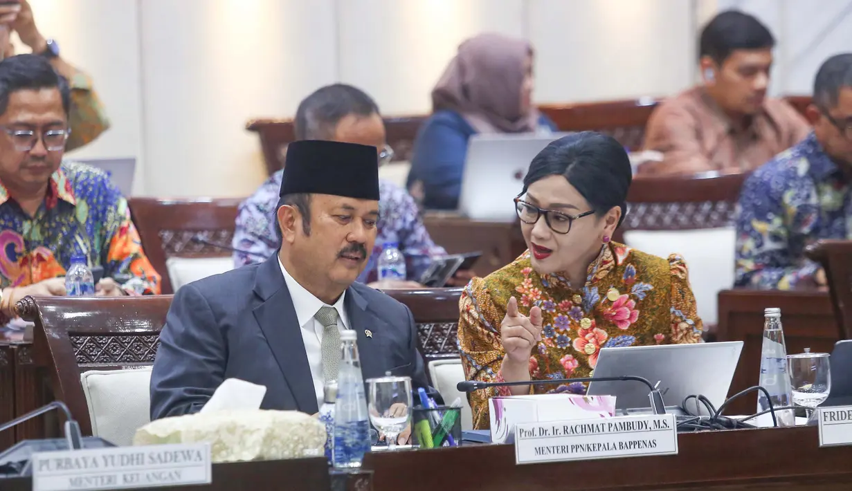 Menteri Perencanaan Pembangunan Nasional (PPN) Rachmat Pambudy berbincang dengan Ketua Dewan Komisioner Otoritas Jasa Keuangan Friderica Widyasari Dewi  saat mengikuti rapat kerja dengan Komisi XI DPR RI terkait asumsi dasar RAPBN 2027 di Kompleks Parlemen, Senayan, Jakarta, Rabu, 2 September 2026. (KLY/ Arie Basuki)