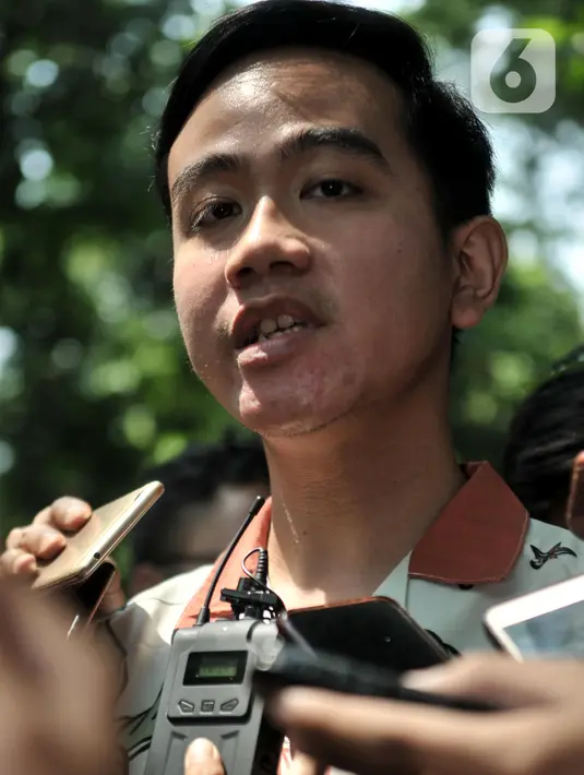 Putra Presiden Joko Widodo, Gibran Rakabuming Raka memberikan keterangan seusai bertemu Ketum PDIP Megawati Soekarnoputri di Jalan Teuku Umar, Jakarta, Kamis (24/10/2019). Kedatangan Gibran menyampaikan ihwal niat maju dalam pencalonan Wali Kota Solo melalui jalur partai. (merdeka.com/Iqbal Nugroho)