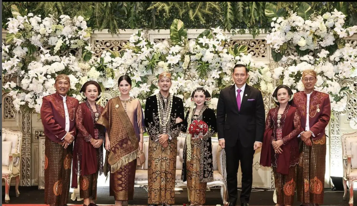 Ia juga kenakan kebaya kurung dengan aksen selendang songket yang begitu memikat.  [@annisayudhoyono]