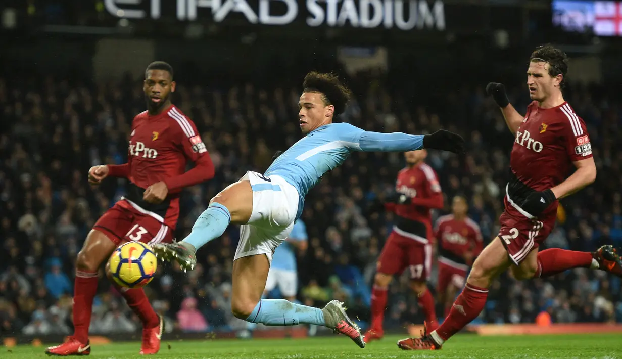 Gelandang Manchester City, Leroy Sane memanfaatkan umpan silang kala menjamu Watford dalam lanjutan pekan ke-22 Premier League di Etihad Stadium, Selasa (2/1). Manchester City mengatasi perlawanan Watford dengan skor 3-1. (Oli SCARFF/AFP)
