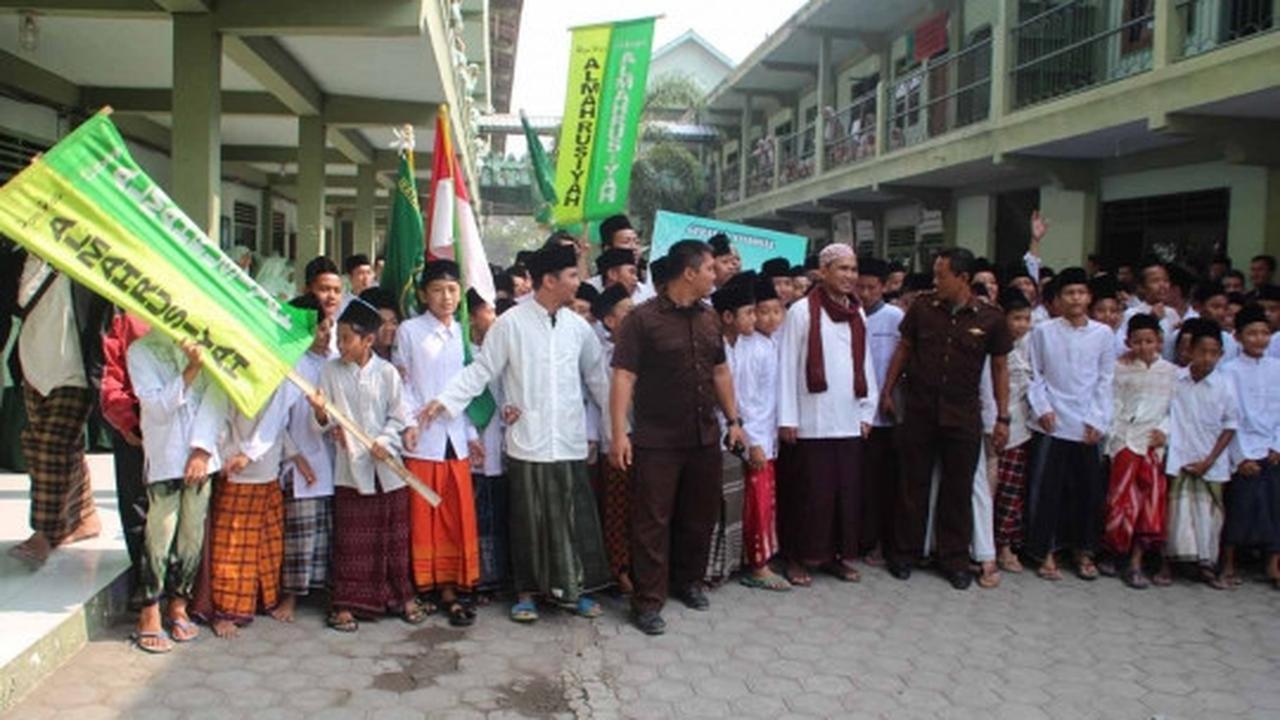 Hari Santri Nasional, ribuan santri di Kediri upacara pakai sarung