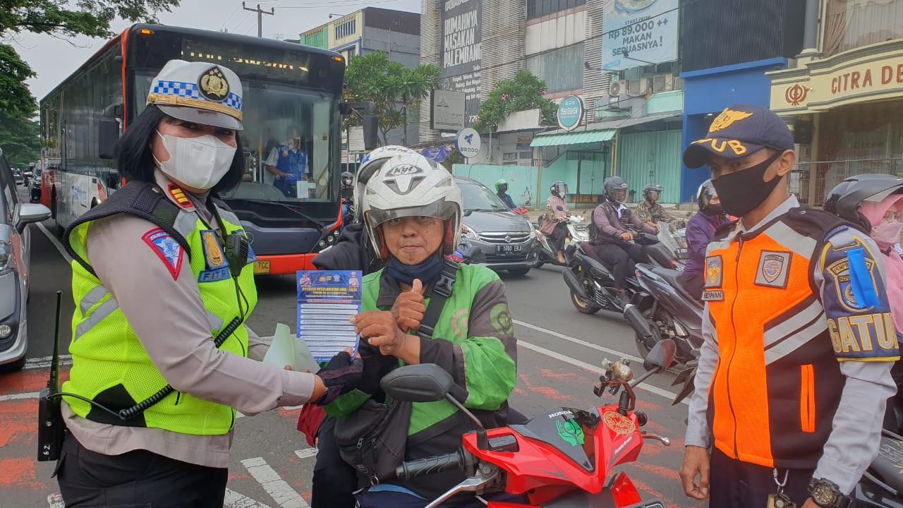 Anggota Satlantas Polres Metro Depok memberikan himbauan kepada pengendara pada operasi Keselamatan Jaya.