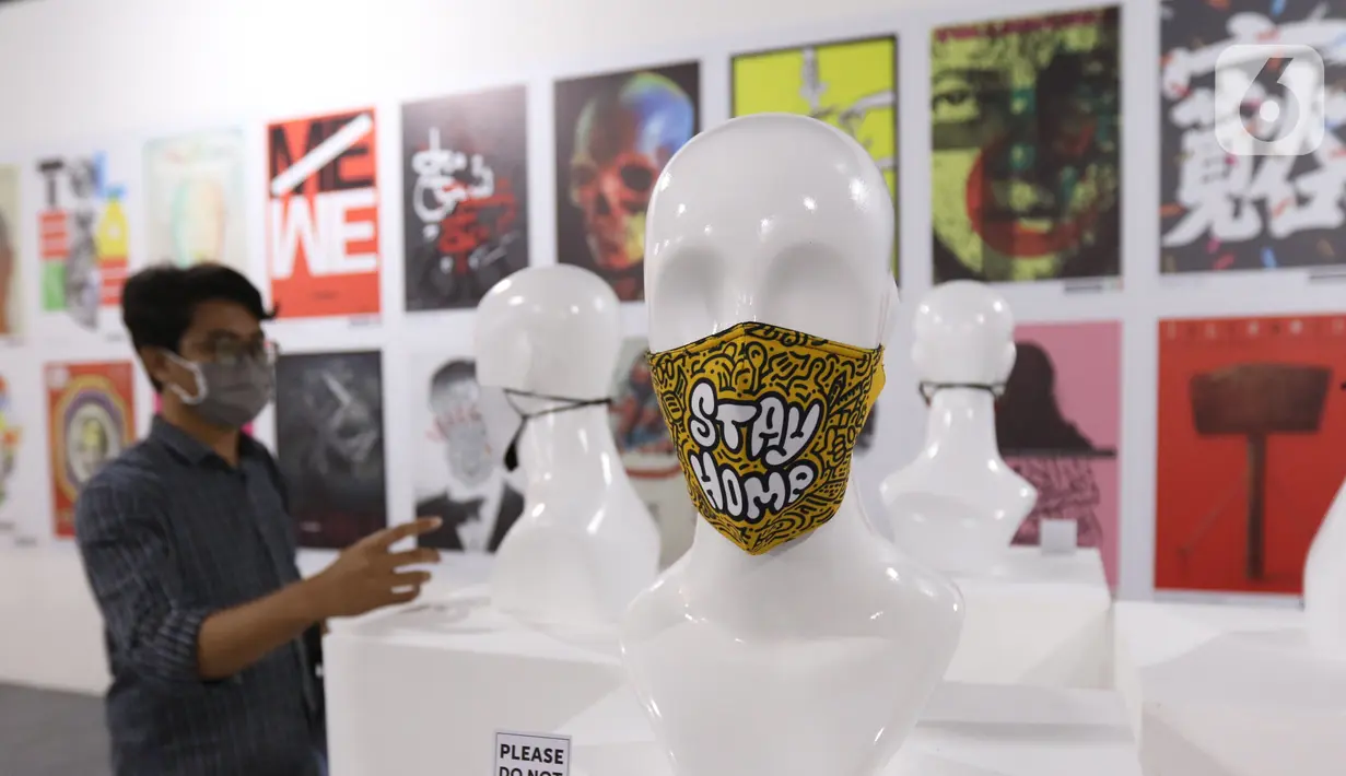 Pengunjung melihat pameran desain masker unik di Summarecon Mall Serpong, Tangerang, Minggu (1/11/2020). Pameran tersebut berlangsung hingga 20 november. (Liputan6.com/Angga Yuniar)
