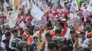 Mereka tampak antusias menunggu kedatangan pasangan capres dan cawapres Koalisi Perubahan, Anies dan Muhaimin. (Liputan6.com/Angga Yuniar)