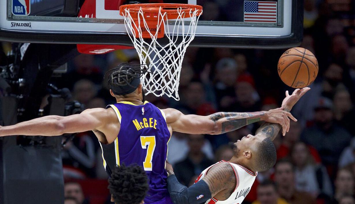 Pebasket Portland Trail Blazers, Damian Lillard, berusaha memasukkan bola saat melawan Los Angeles Lakers di Moda Center, Sabtu 928/12). LA Lakers menang 128-120 atas Portland Trail Blazers. (AP/Craig Mitchelldyer)