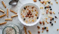 Siapa bilang orang diet tidak bisa makan bubur? Kamu bisa coba menu bubur buah berbahan dasar oat ini (Foto: Unsplash.com/Margarita Zueva)