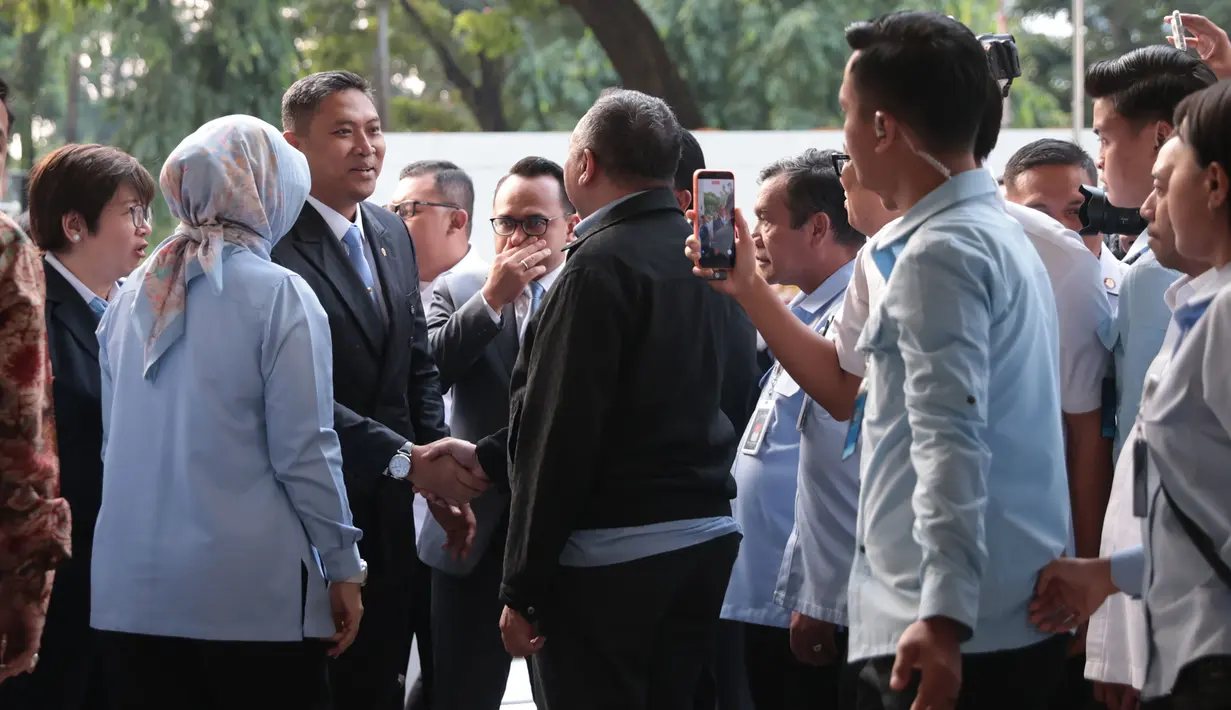Kepala Badan Gizi Nasional (BGN) Sudaryono disambut disambut jajaran pejabat BGN saat tiba di Gedung BGN, Jakarta, Rabu (22/07/2026).