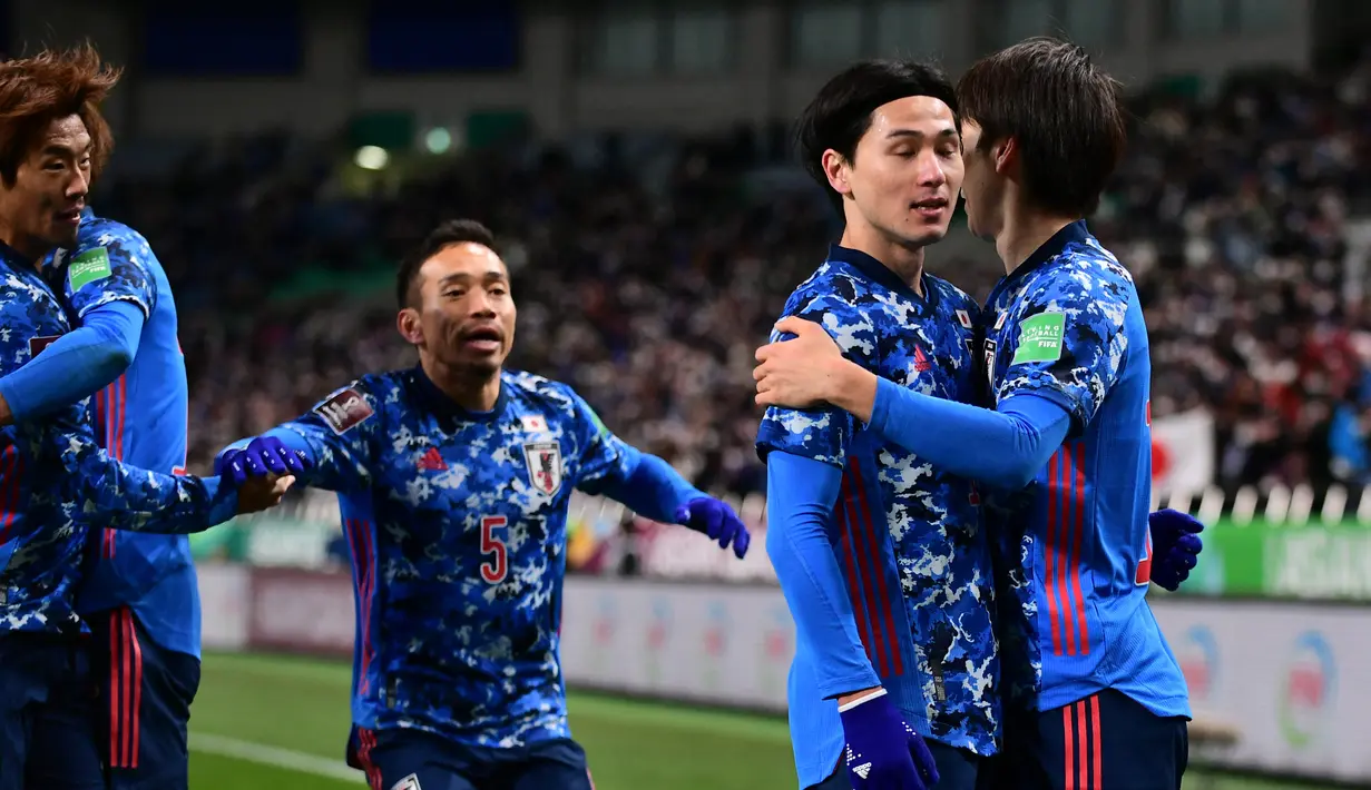 Penyerang Jepang, Takumi Minamino (kedua kanan) berselebrasi  berselebrasi usai mencetak gol ke gawang Arab Saudi dalam laga kualifikasi Piala Dunia zona Asia Grup B di Saitama Stadium, Saitama, Jepang, Selasa (1/2/2022). Jepang menang dengan skor 2-0. (AFP/Philip Fong)