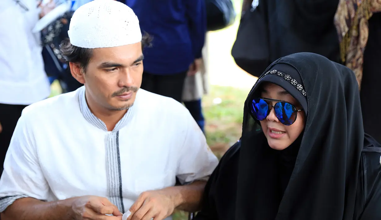 Jenazah ayah Rina Gunawan dimakamkan Senin (23/5/2016) pagi, di TPU Tanah Kusir, Jakarta Selatan. Di iringi dengan isak tangis, istri, anak, dan cucu. (Adrian Putra/Bintang.com)