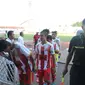 Bupati Sidoarjo Saiful Ilah menyalami pemain Deltras Sidoarjo pada pertandingan melawan Cahaya Muda FC di Gelora Delta Sidoarjo, Rabu (10/5/2017). (Liputan6.com/Dian Kurniawan)