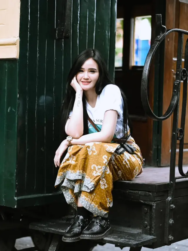 Gaya Fanny Soegi dengan Rok Batik