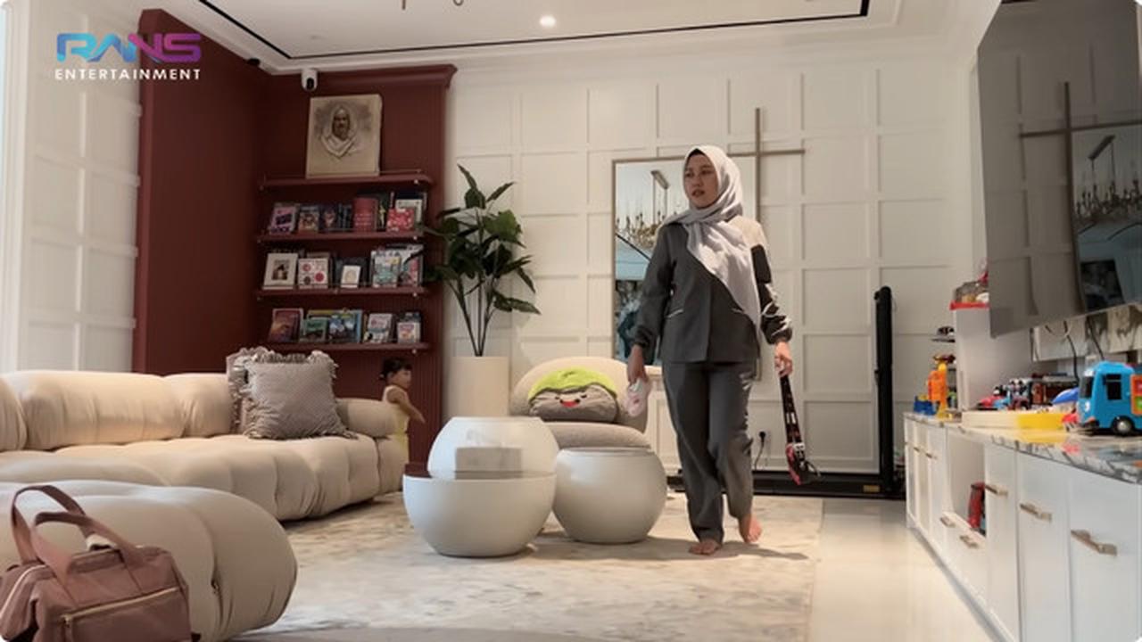 6 Potret Ruang Keluarga Rumah Raffi Ahmad, Jadi Tempat Favorit Lily Bermain