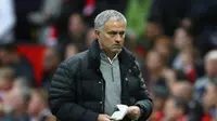 Manajer Manchester United, Jose Mourinho, diusir ke luar lapangan pada laga melawan Burnley, Sabtu (29/10/2016). (AFP)
