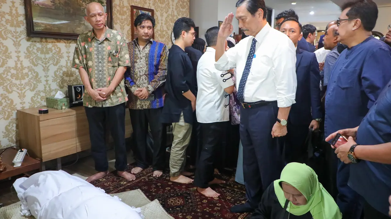 Menteri Koordinator Bidang Kemaritiman dan Investasi (Menko Marves), Luhut Binsar Pandjaitan di rumah duka ekonom senior dan pendiri Indef Faisal Basri. (Dok Kemenko Marves)