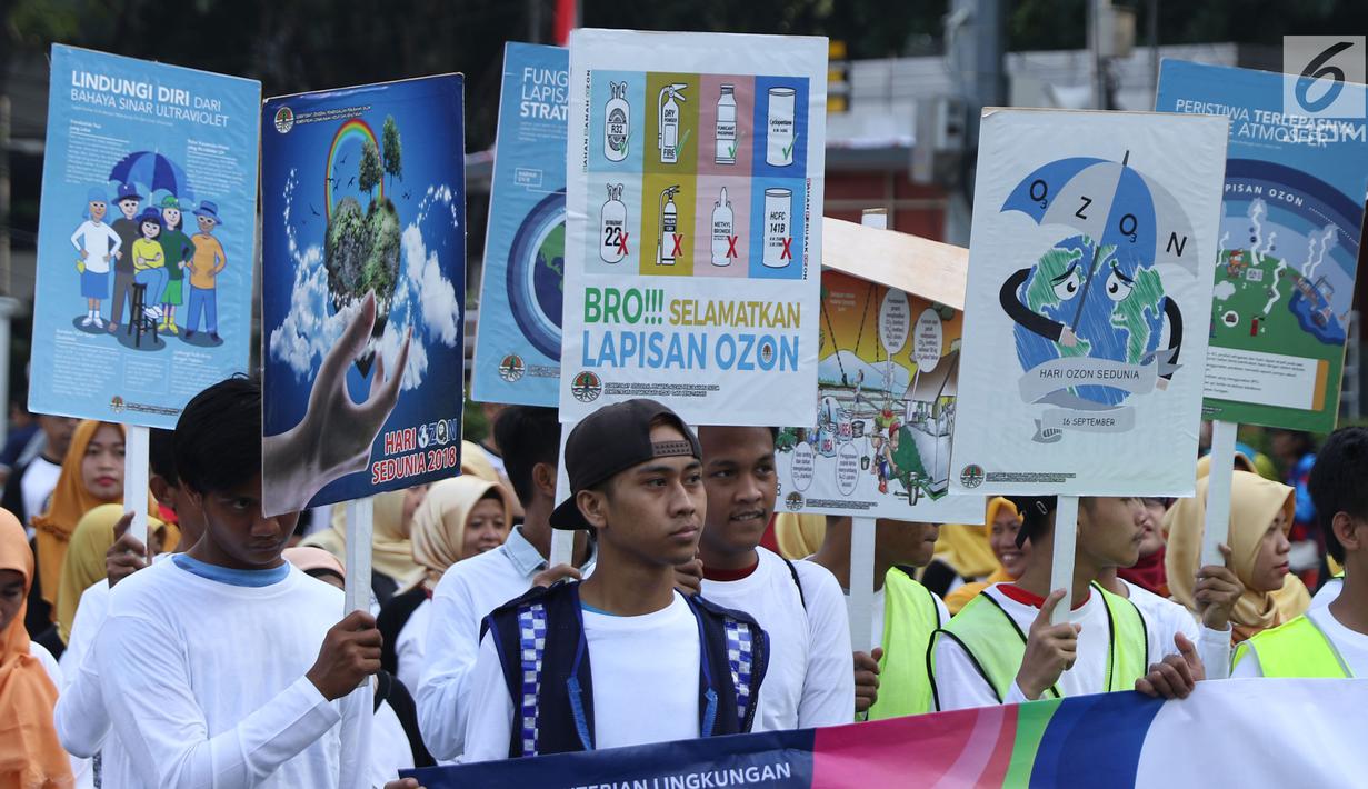 Peserta pawai Hari Ozon Sedunia 2018 membawa tulisan di sekitar kawasan Bundaran Hotel Indonesia, Jakarta, Minggu (16/9). Acara ini bagian dari peringatan Hari Ozon Sedunia yang jatuhnya setiap tanggal 16 September. (Liputan6.com/Helmi Fithriansyah)