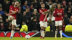 Reaksi para pemain Manchester United setelah penyerang Bayern Munchen Kingsley Coman mencetak gol pembuka timnya pada laga matchday 6 yang dihelat di Old Trafford, Rabu (13/12/2023) dini hari WIB.  (AP Photo/Dave Thompson)