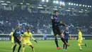 Pemain Atalanta Rafael Toloi (kanan tengah) menyundul bola saat bertanding melawan Villarreal dalam pertandingan Grup F Liga Champions di Bergamo, Italia, Jumat (1/12/2021). Villarreal mengalahkan tuan rumah Atalanta dengan skor 3-2. (Spada/LaPresse via AP)