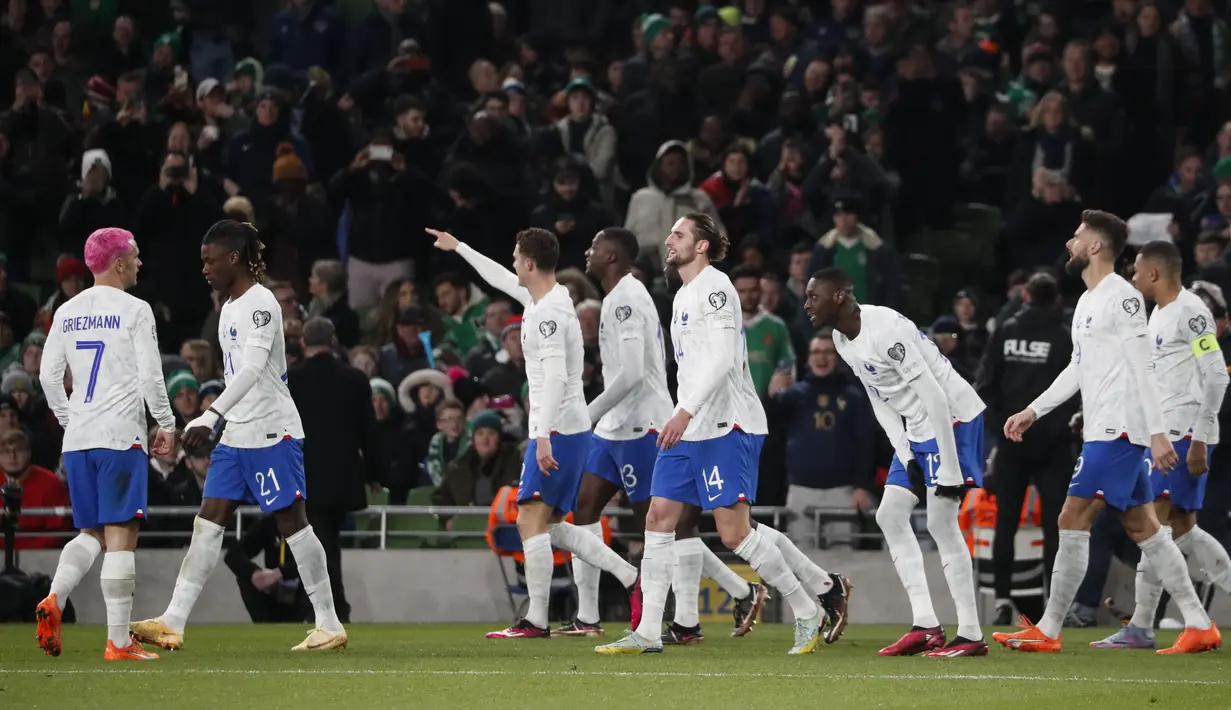 <p>Bek Prancis, Benjamin Pavard (ketiga kiri) berselebrasi dengan rekan setimnya setelah mencetak gol ke gawang Irlandia di menit ke-50 pada pertandingan kualifikasi grup B UEFA Euro 2024 di Stadion Aviva di Dublin, Irlandia, Selasa, 28 Maret 2023. (AP Photo/Peter Morrison)</p>