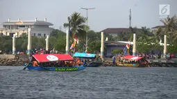 Pemandangan saat wisatawan berkeliling menggunakan perahu wisata di Pantai Ancol, Jakarta, Senin (18/6). Warga memilih mengisi libur Lebaran dengan berkeliling di perairan Ancol sambil menaiki perahu wisata. (Merdeka.com/Imam Buhori)