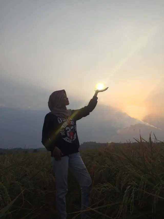 Hasil Edit Foto Pegang Matahari oleh Warganet