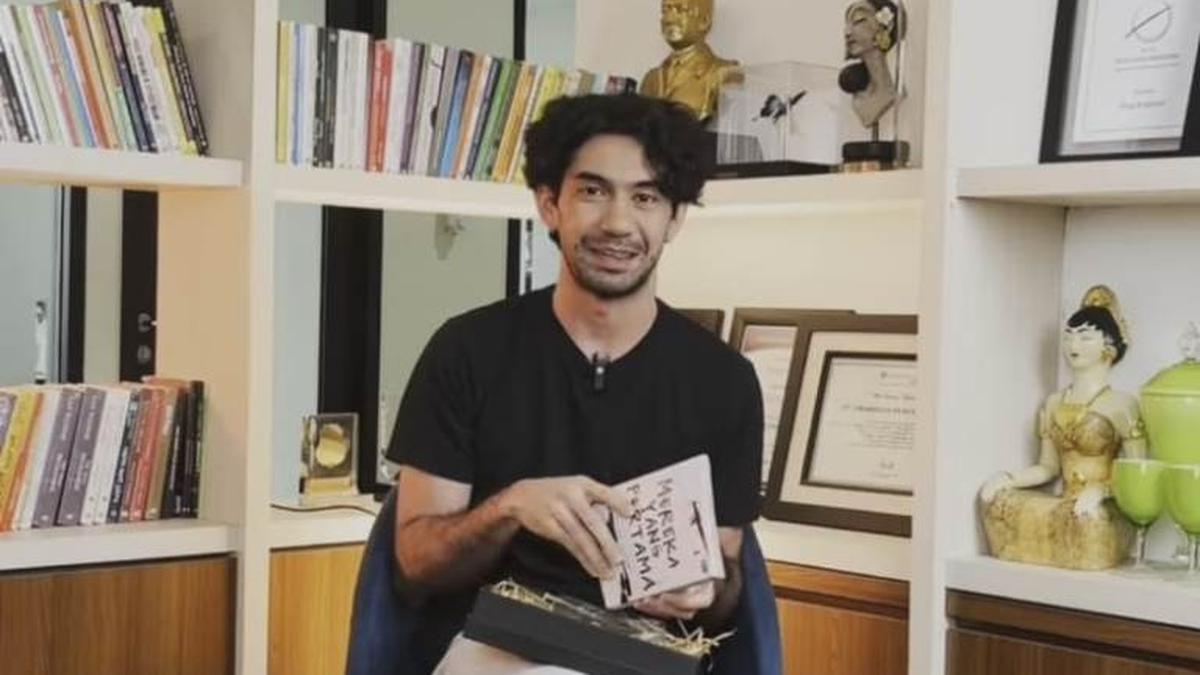 Reza Rahadian Menulis Buku Perjalanan Kariernya, Kesulitan Mengetik di Laptop
