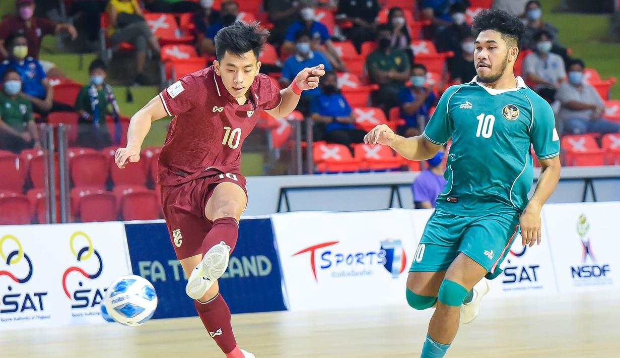 Timnas Indonesia harus kehilangan Evan Soumilena di babak pertama perpanjangan waktu akibat termakan provokasi pemain Thailand sehingga menerima dua kartu kuning. (AFF/FAT)