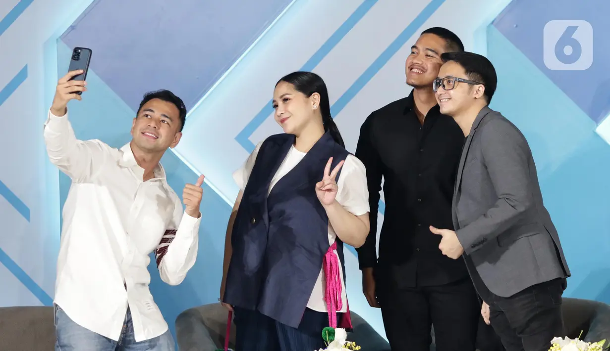 Founder RANS Entertainment Raffi Ahmad bersama CEO RANS Entertainment Nagita Slavina, Co-Founder Kaesang Pangarep dan Co-Founder & Chairman of VCGamers Wafa Taftazani berswafoto bersama usai peluncuran RansVerse di Jakarta, Jumat (1/4/2022). (Liputan6.com/Helmi Fithriansyah)