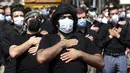 Sejumlah pria Syiah mengenakan masker saat memperingati Hari Asyura di Teheran, Iran, Minggu (30/8/2020). Ritual untuk memperingati wafatnya Imam Hussein tersebut digelar dengan menerapkan jarak sosial dan mewajibkan penggunaan masker. (AP Photo/Ebrahim Noroozi)
