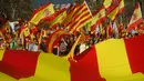 Demonstran mengibarkan bendera Spanyol dan Catalonia selama demonstrasi massal melawan deklarasi kemerdekaan Catalonia, di Barcelona, Spanyol, (29/10). Mereka menyerukan persatuan dan menolak deklarasi kemerdekaan Catalan. (AP Photo/Gonzalo Arroyo)