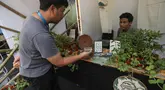 Peserta pameran menyediakan berbagai bibit tanaman, benih, dan peralatan berkebun dalam Festival Jejak Pangan Lestari 2026 di Taman Lapangan Banteng, Jakarta Pusat, Sabtu (10/10/2026). Kegiatan ini memperkenalkan praktik berkebun dan pemanfaatan sumber daya lokal sebagai bagian dari upaya mendorong gaya hidup berkelanjutan serta mendukung sistem pangan yang lebih lestari. (KLY/Budy Santoso)