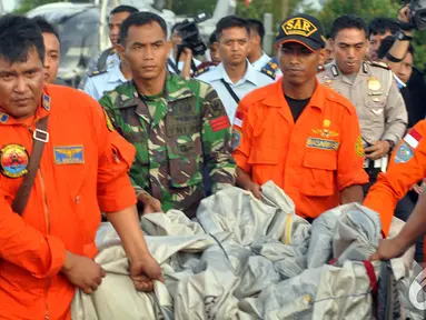 Tim SAR menemukan sejumlah barang yang diduga milik penumpang pesawat AirAsia QZ8501, Pangkalan Bun, Kalteng, Selasa (30/12/2014). (Liputan6.com/Miftahul Hayat)