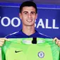 Kiper baru Chelsea Kepa Arrizabalaga tersenyum saat berpose dengan jersey Chelsea saat perkenalan dirinya selama pers di Stamford Bridge, London, (9/8). Sebelumnya Chelsea telah menjual kipernya Thibaut Courtois ke Real Madrid. (AP Photo/John Stillwell)