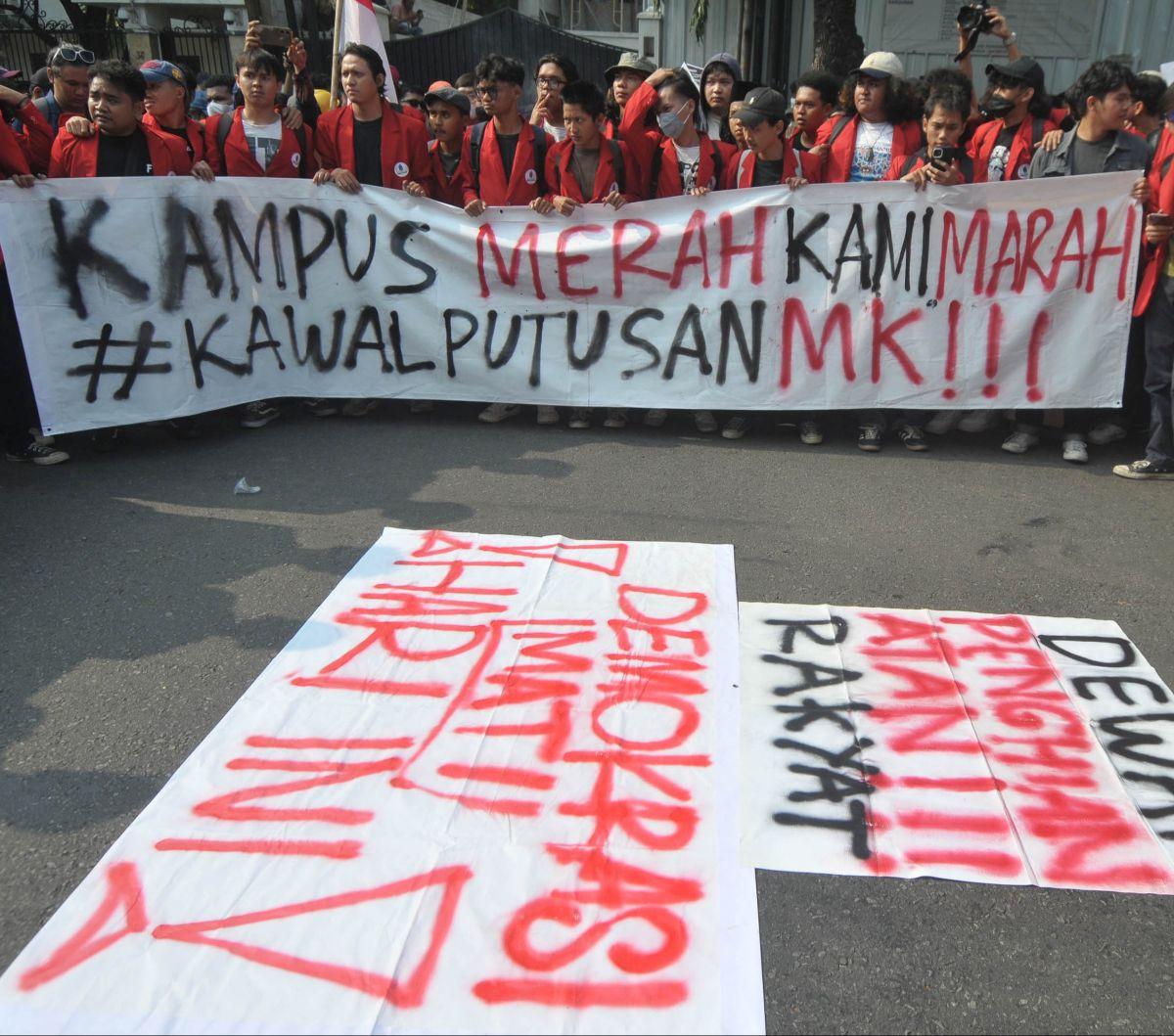 Sejumlah mahasiswa membentangkan spanduk kritikan saat berunjuk rasa di depan Kantor Komisi Pemilihan Umum (KPU) RI, Jakarta, Jumat (23/8/2024). Sehari setelah Gedung DPR, kini giliran Kantor KPU yang dikepung massa demonstran dari berbagai elemen masyara