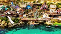 Desa Popeye ternyata berada di Malta, Eropa Selatan. Di desa ini terdapat rumah dengan cat yang berwarna-warni. (Foto: Odditycentral)