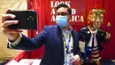 Seorang peserta berswafoto dengan patung emas Donald Trump pada Konferensi Politik Konservatif (CPAC) di Orlando, Florida, Jumat (26/2/2021). Patung setinggi lebih dari 6 kaki ciptaan seniman Tommy Zegansebagai tanggapan atas berbagai karya seni yang mengejek Trump. (AP Photo / John Raoux)
