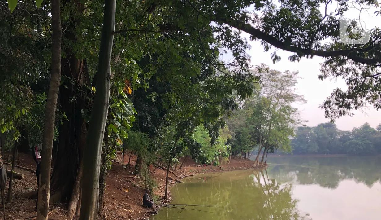 Warga memancing di Waduk Rawa Dongkal di kawasan Cibubur, Jakarta Timur, Rabu (29/7/2020). Penataan waduk ini akan menggandeng pihak swasta melalui program penataan kawasan 1.000 danau. (Liputan6.com/Immanuel Antonius)
