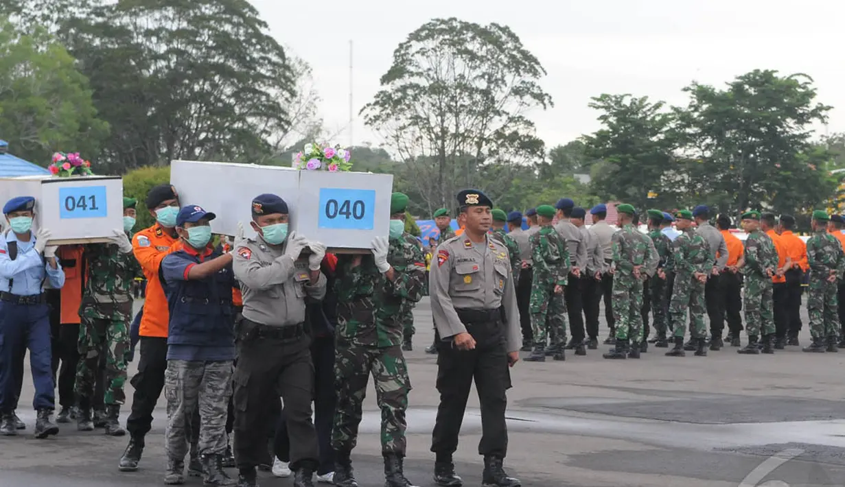 Dua jenazah korban pesawat AirAsia kembali diterbangkan dari Lanud Iskandar, Pangkalan Bun, menuju Surabaya, Kamis (8/1). (Liputan6.com/Herman Zakharia)