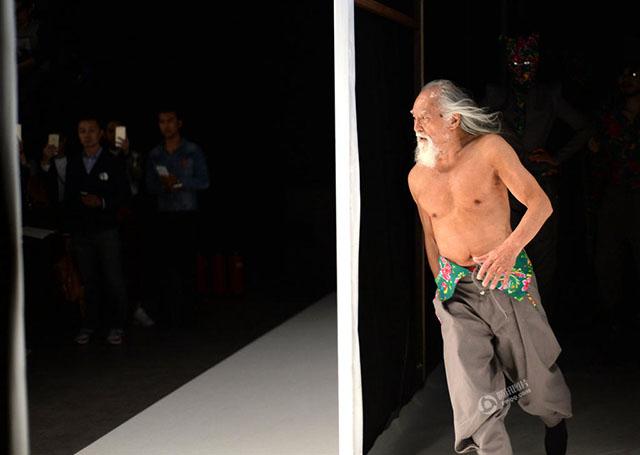 Pria 79 tahun menjadi model di China Fashion Week | Photo: Copyright shanghaiist.com