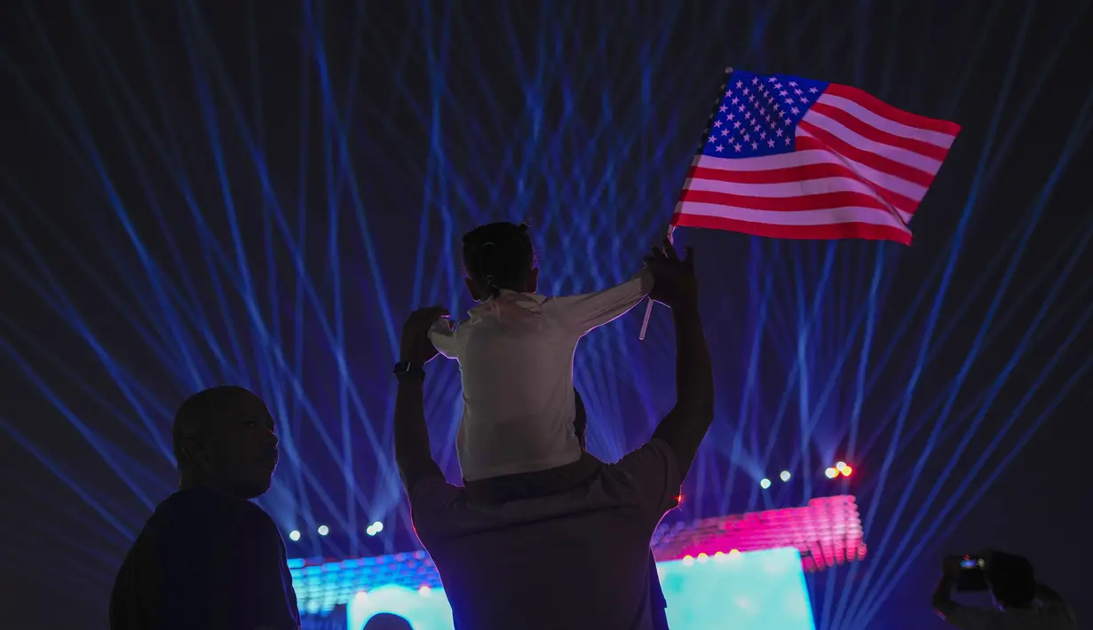 Pendukung Timnas Amerika Serikat saat menonton pembukaan Piala Dunia 2022 di layar besar pada Minggu (20/11/2022). (AP/Francisco Seco)