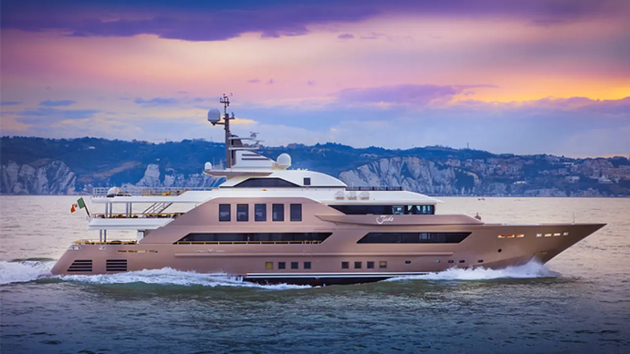 J'ade si Mega Yacht Super Mewah yang Dilengkapi Garasi Mengapung