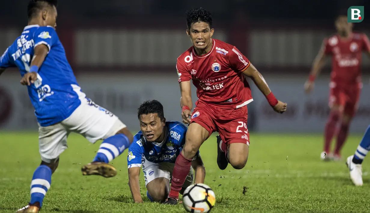 Gelandang Persib Bandun, Dedi Kusnandar, terjatuh mengejar gelandang Persija Jakarta, Sandi Sute, pada laga Liga 1 di Stadion PTIK, Jakarta, Sabtu (30/6/2018). Persija menang 1-0 atas Persib. (Bola.com/Vitalis Yogi Trisna)