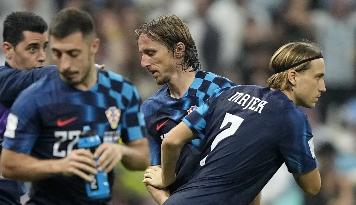 Modric tak bermain hingga akhir laga saat melawan Argentina. Sang kapten ditarik keluar pada menit ke-81 dan digantikan oleh Lovro Majer. (AP Photo/Martin Meissner)