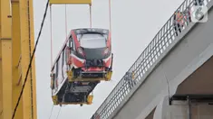 Proses perdana gerbong kereta layang ringan atau light rail transit (LRT) ke lintasan rel di Stasiun Harjamukti, Cibubur, Minggu (13/10/2019). Sebanyak satu rangkaian (trainset) yang terdiri dari 6 kereta (car) diangkat ke atas rel menggunakan Gantry Crane. (merdeka.com/Iqbal S Nugroho)